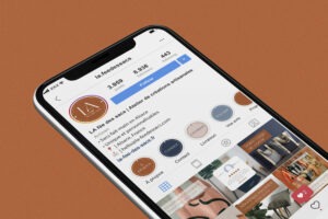 Mockup d'un écran de smartphone avec réseaux sociaux de la marque LA fée des sacs