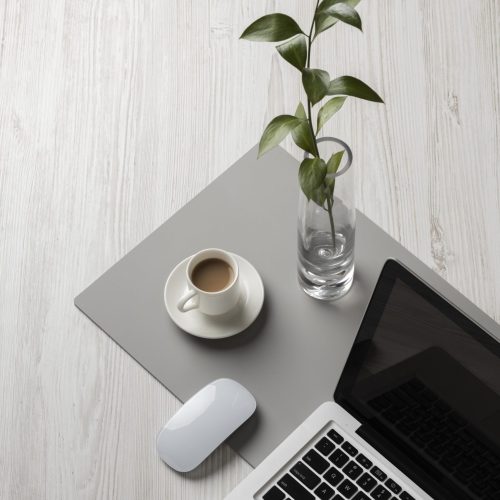 Vue d'un bureau avec ordinateur, café et fleur